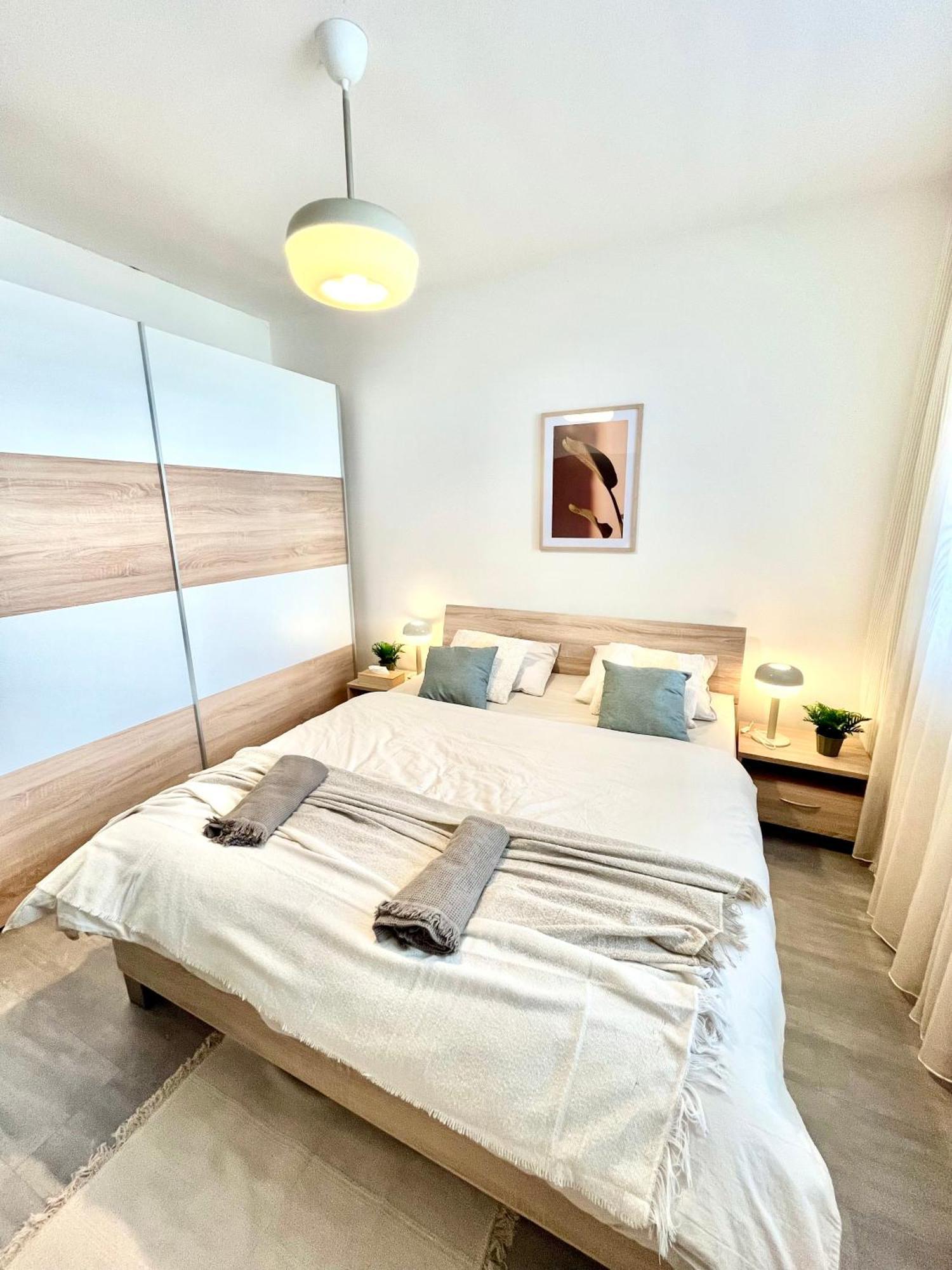 The Elite Suite Downtown 2- Bedroom Apt Ac & Garage Parking Μπρατισλάβα Εξωτερικό φωτογραφία