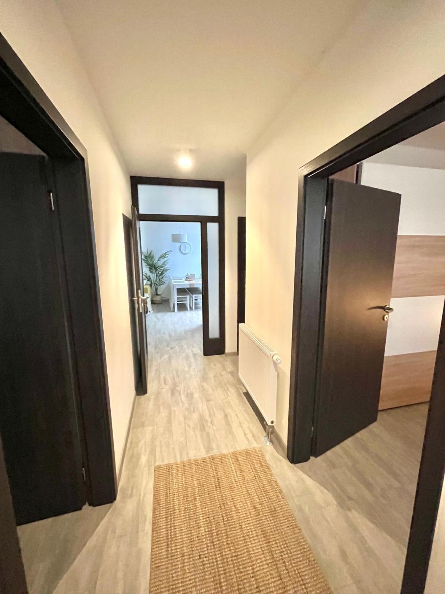 The Elite Suite Downtown 2- Bedroom Apt Ac & Garage Parking Μπρατισλάβα Εξωτερικό φωτογραφία