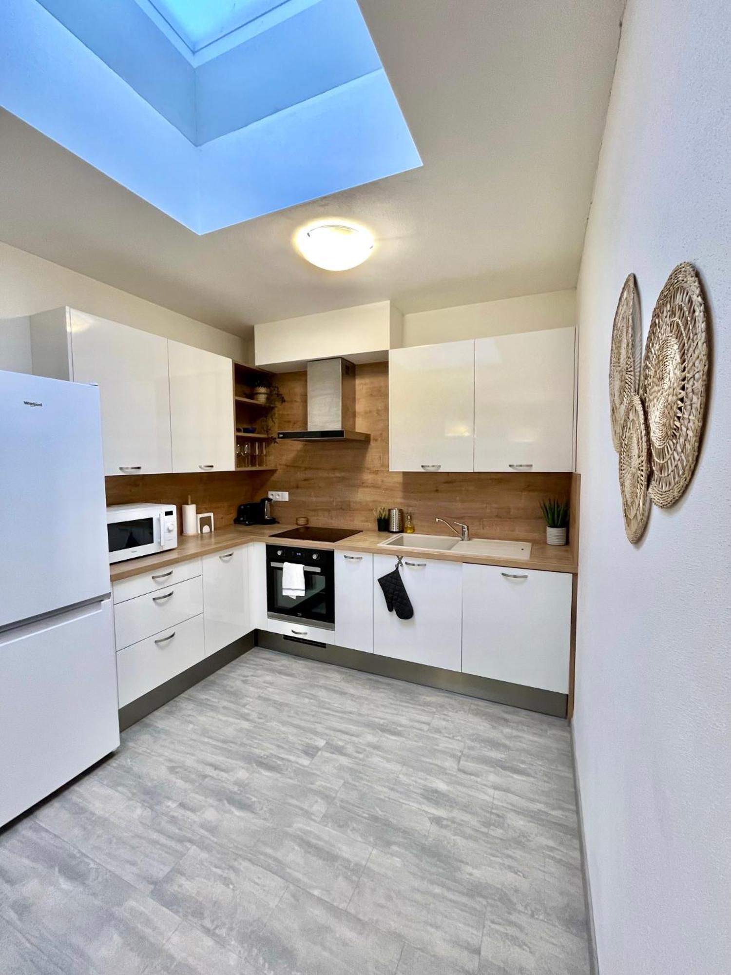 The Elite Suite Downtown 2- Bedroom Apt Ac & Garage Parking Μπρατισλάβα Εξωτερικό φωτογραφία
