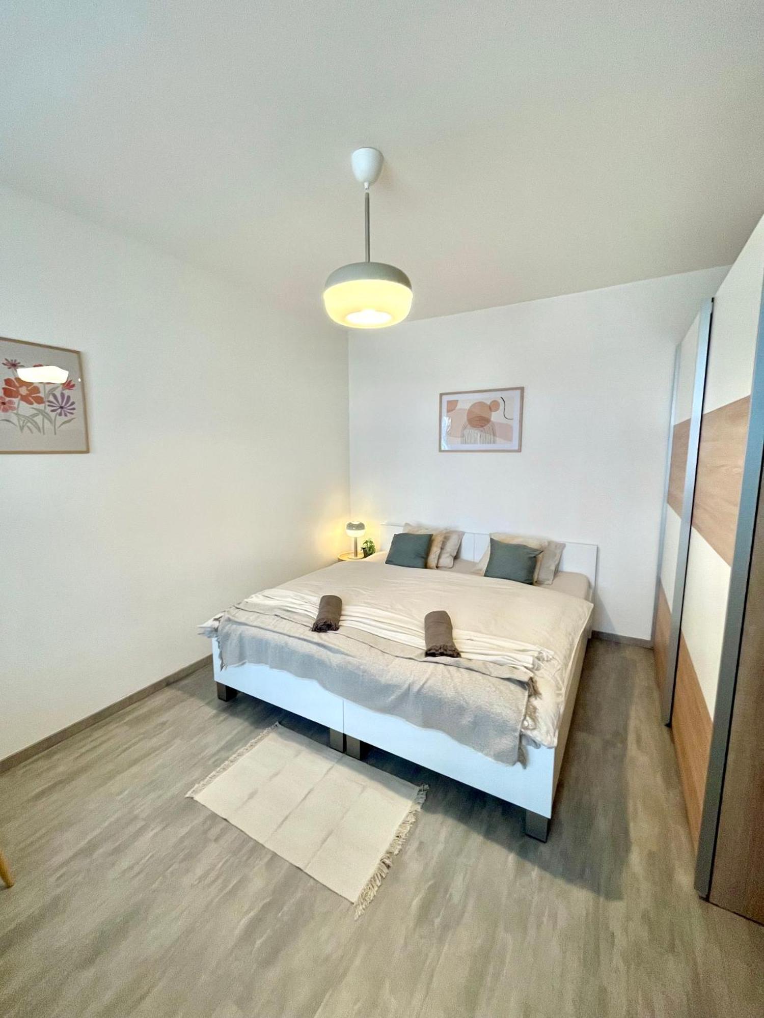 The Elite Suite Downtown 2- Bedroom Apt Ac & Garage Parking Μπρατισλάβα Εξωτερικό φωτογραφία