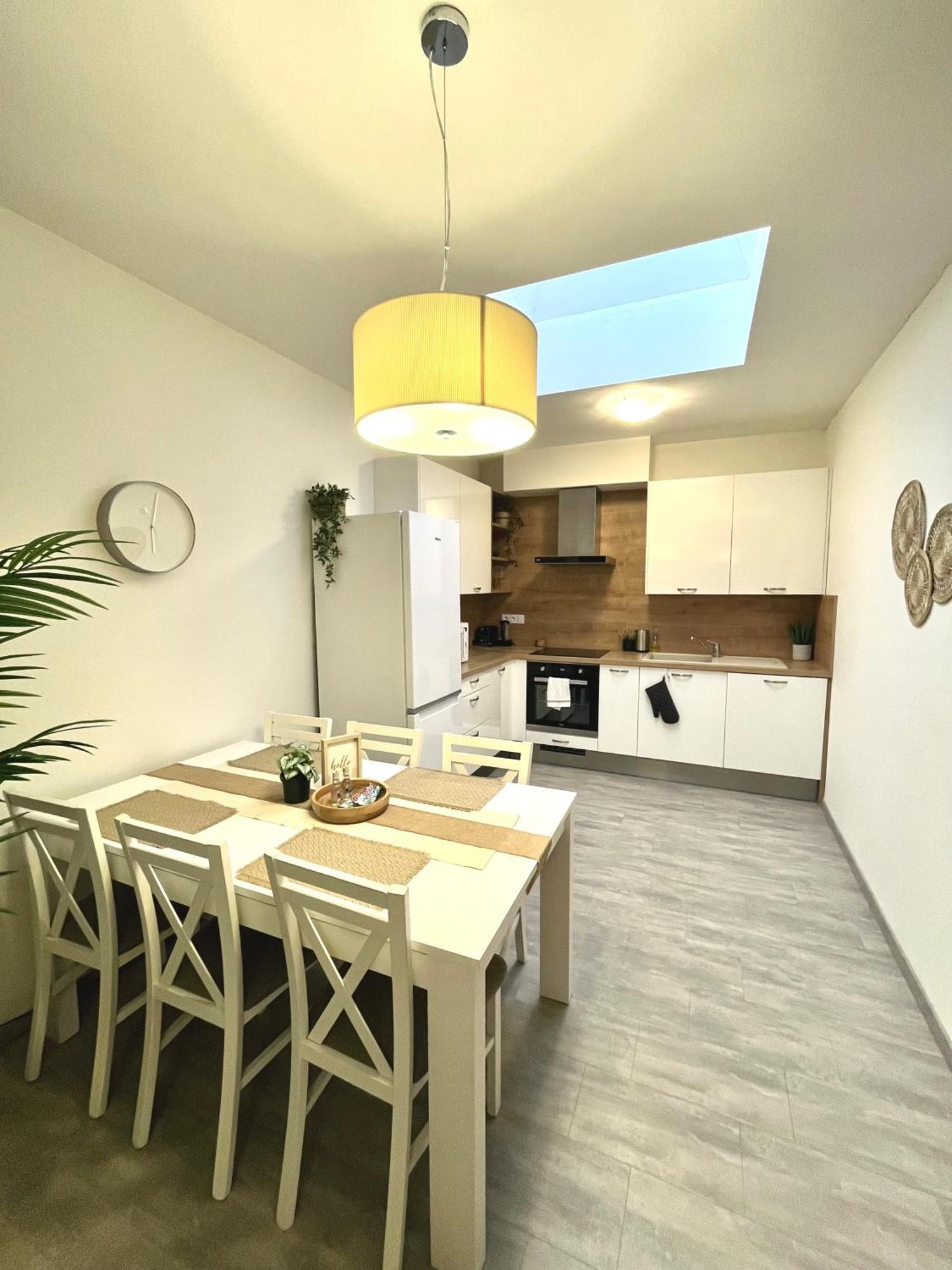 The Elite Suite Downtown 2- Bedroom Apt Ac & Garage Parking Μπρατισλάβα Εξωτερικό φωτογραφία